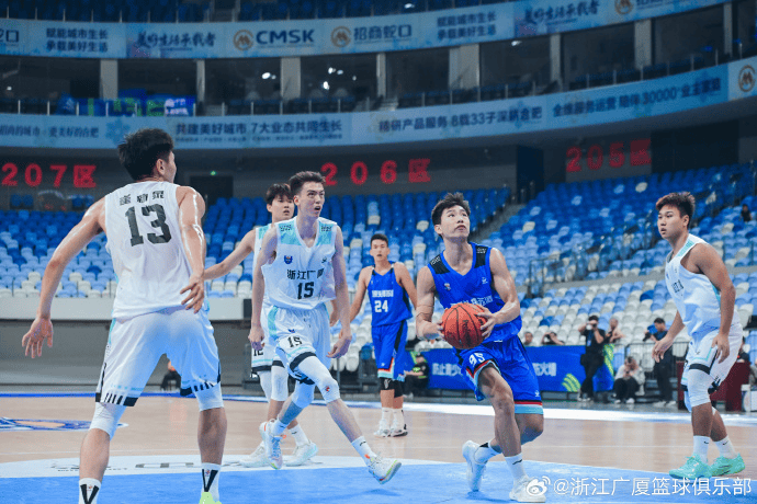 晋级半决赛, AA, 人登场